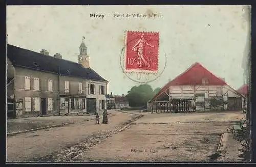 AK Piney, Hôtel de Ville et la Place