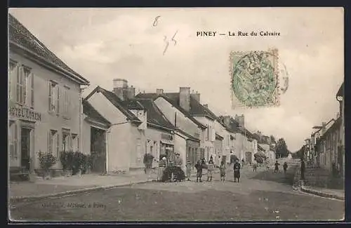 AK Piney, La Rue du Calvaire animée avec passants et Hôtel Lorion