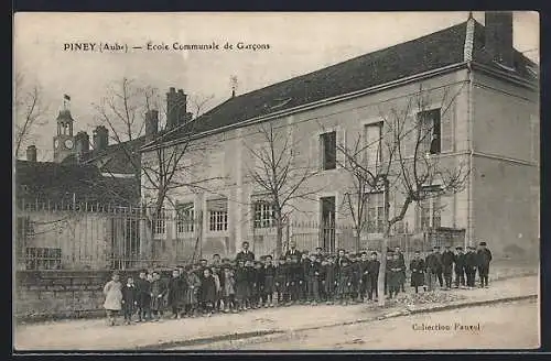 AK Piney, École Communale de Garcons avec élèves devant l`établissement