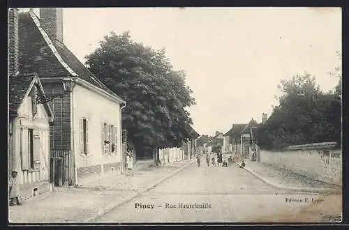 AK Piney, Rue Hautefeuille avec des enfants jouant dans la rue