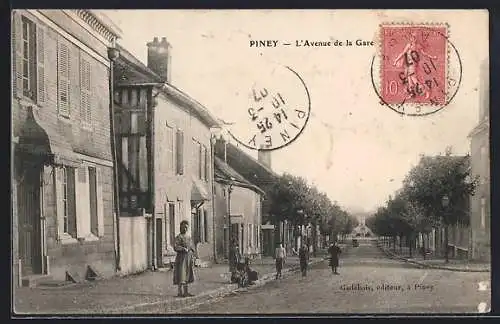 AK Piney, L`Avenue de la Gare avec passants et maisons d`époque