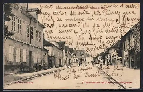 AK Piney, Rue de la Halle animée avec bâtiments anciens et passants