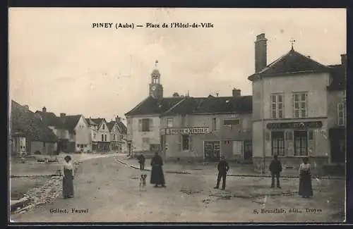 AK Piney, Place de l`Hôtel-de-Ville