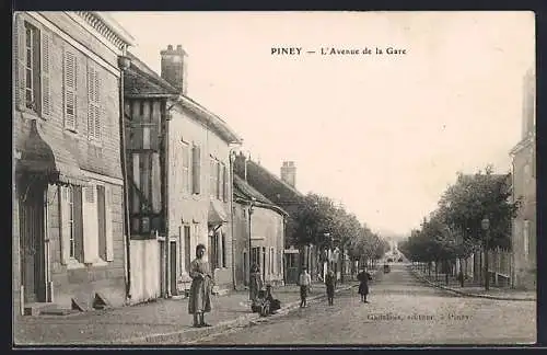 AK Piney, L`Avenue de la Gare animée par des passants
