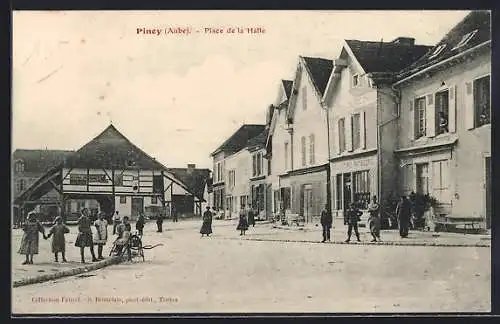 AK Piney, Place de la Halle avec des enfants et bâtiments historiques