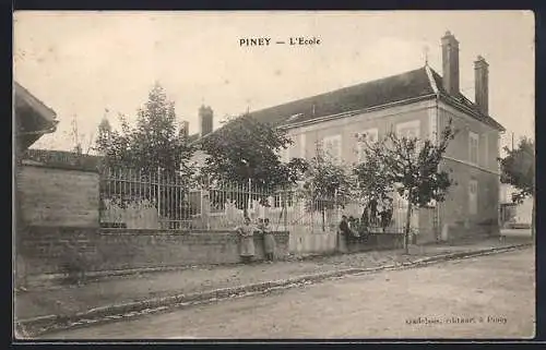 AK Piney, L`École avec enfants devant la grille