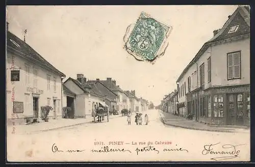 AK Piney, La rue du Calvaire avec enfants et maisons anciennes