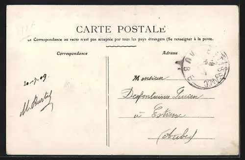 AK Piney, Rue de la Halle animée avec bâtiments anciens et passants