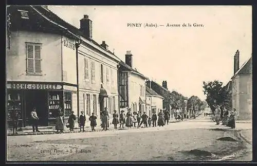 AK Piney, Avenue de la Gare avec passants et commerces
