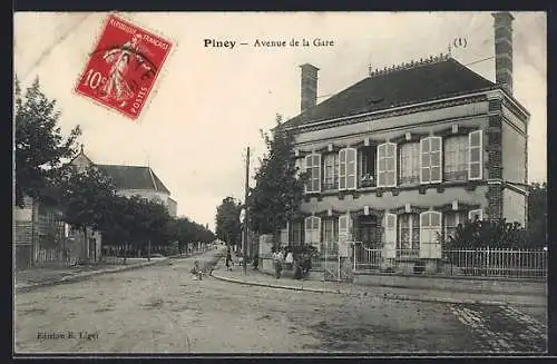 AK Piney, Avenue de la Gare avec bâtiments et passants