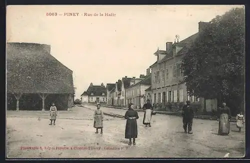 AK Piney, Rue de la Halle animée par des passants