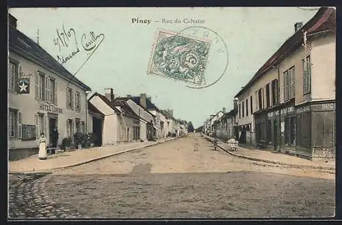 AK Piney, Rue du Calvaire avec l`Hôtel du Lion et boutiques adjacentes