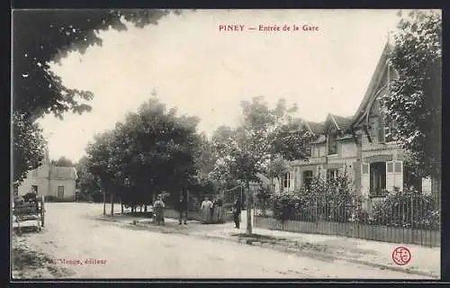 AK Piney, Entrée de la Gare