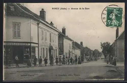 AK Piney, Avenue de la Gare avec passants et boutiques animées