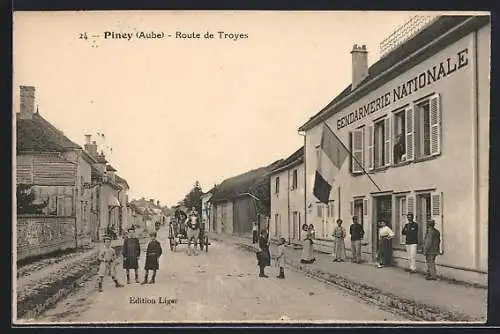 AK Piney, Route de Troyes et Gendarmerie Nationale avec passants et calèche