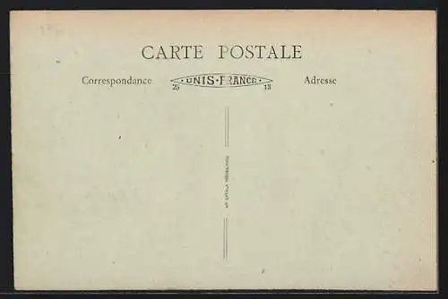 AK Piney, Route de Troyes et Gendarmerie Nationale avec passants et calèche