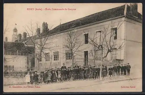 AK Piney, École Communale de Garcons avec élèves devant le bâtiment