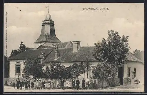 AK Montsuzain, L`École et les élèves devant le bâtiment
