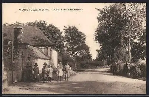 AK Montsuzain, Route de Charmont avec enfants et maisons rustiques