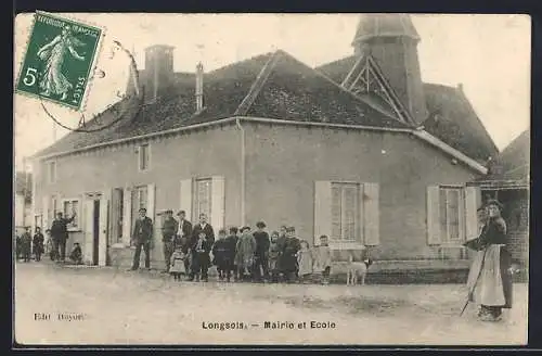 AK Longsols, Mairie et École avec des habitants devant le bâtiment