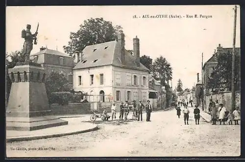 AK Aix-en-Othe, Rue E. Fargot et statue sur la place animée