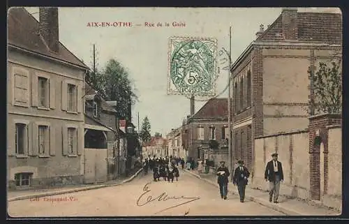 AK Aix-en-Othe, Rue de la Gaîté animée avec passants et bâtiments résidentiels