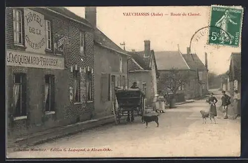 AK Vauchassis, Route de Chasat avec l`Hôtel de la Croix Rouge et passants avec chèvres