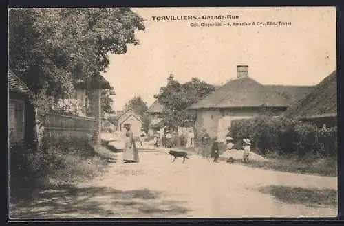 AK Torvilliers, Grande-Rue animée avec des villageois et un chien en promenade