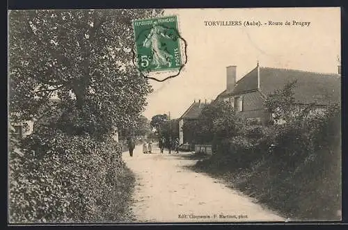 AK Torvilliers, Route de Prugny avec passants et maisons rurales