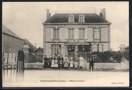 AK Thennelières, Mairie et École avec groupe d`enfants devant le bâtiment