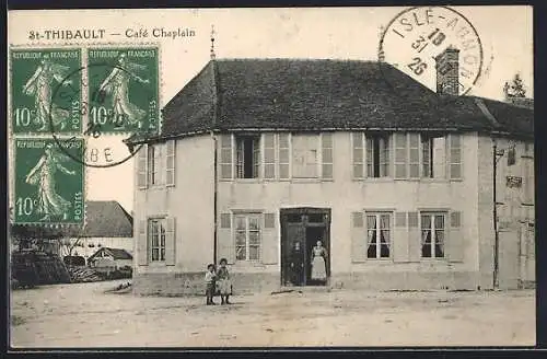 AK St-Thibault, Café Chaplain avec personnages devant le bâtiment