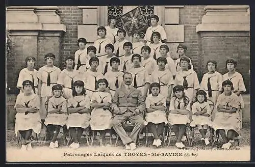 AK Troyes, Patronages Laïques de Ste-Savine devant un bâtiment en briques
