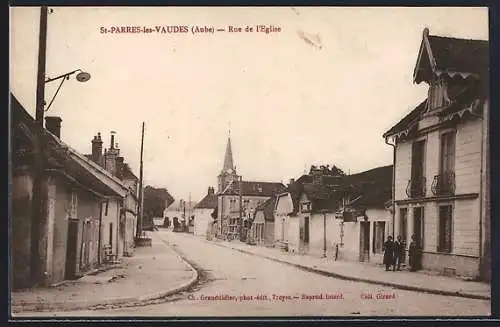 AK Saint-Parres-lès-Vaudes, Rue de l`Église et maisons environnantes