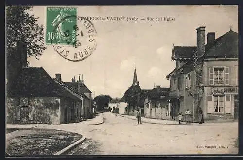 AK St. Parres-les-Vaudes, Rue de l`Église avec perspective sur le clocher et les maisons environnantes