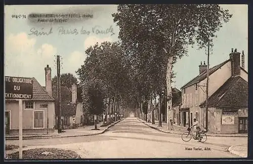AK Saint-Parres-les-Vaudes, Route bordée d`arbres avec cycliste