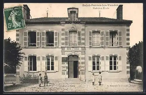 AK Saint-Parres-les-Vaudes, Mairie et École avec enfants devant le bâtiment
