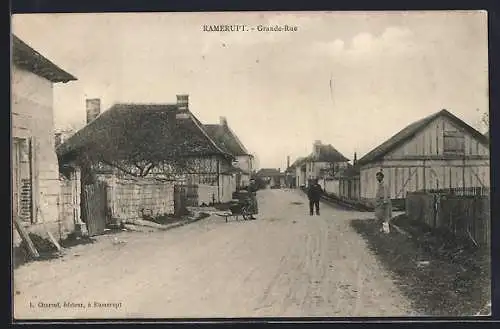 AK Ramerupt, Grande-Rue avec maisons traditionnelles et passants