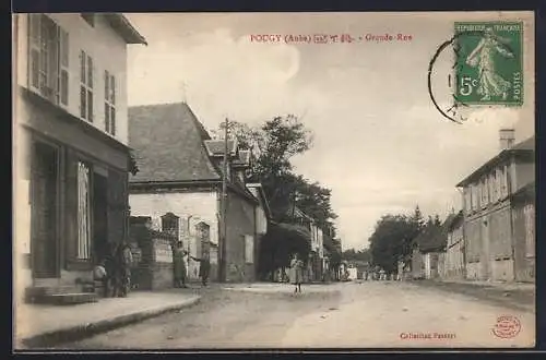 AK Pougy, Grande Rue animée avec passants et maisons alignées