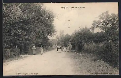 AK Onjon, Rue de la Marne avec piétons et cheval