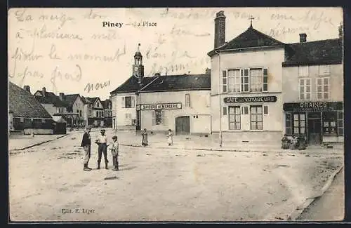 AK Piney, La Place avec l`Épicerie et le Café des Voyageurs