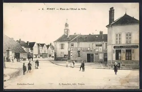 AK Piney, Place de l`Hôtel de Ville avec passants et bâtiments historiques