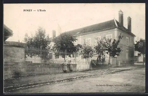 AK Piney, L`École
