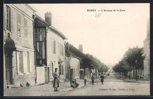 AK Piney, L`Avenue de la Gare avec habitants et maisons historiques