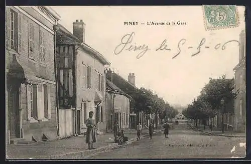 AK Piney, L`Avenue de la Gare et scène de rue animée