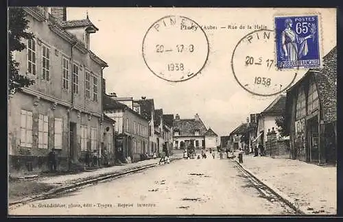 AK Piney, Rue de la Halle avec maisons et passants