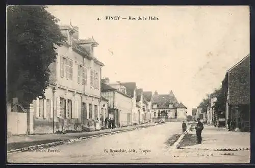 AK Piney, Rue de la Halle avec des passants et bâtiments historiques