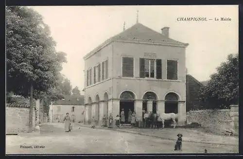 AK Champignol, La Mairie avec des habitants et un cheval devant le bâtiment