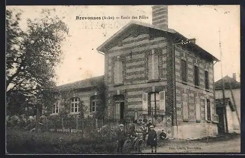 AK Brévonnes, École des Filles et enfants devant le bâtiment