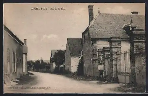 AK Avon-la-Pèze, Rue de la Pèze avec maisons et homme debout près de la clôture