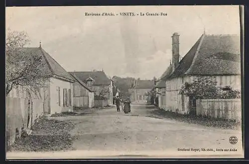 AK Vinets, La Grande-Rue avec maisons traditionnelles et passants
